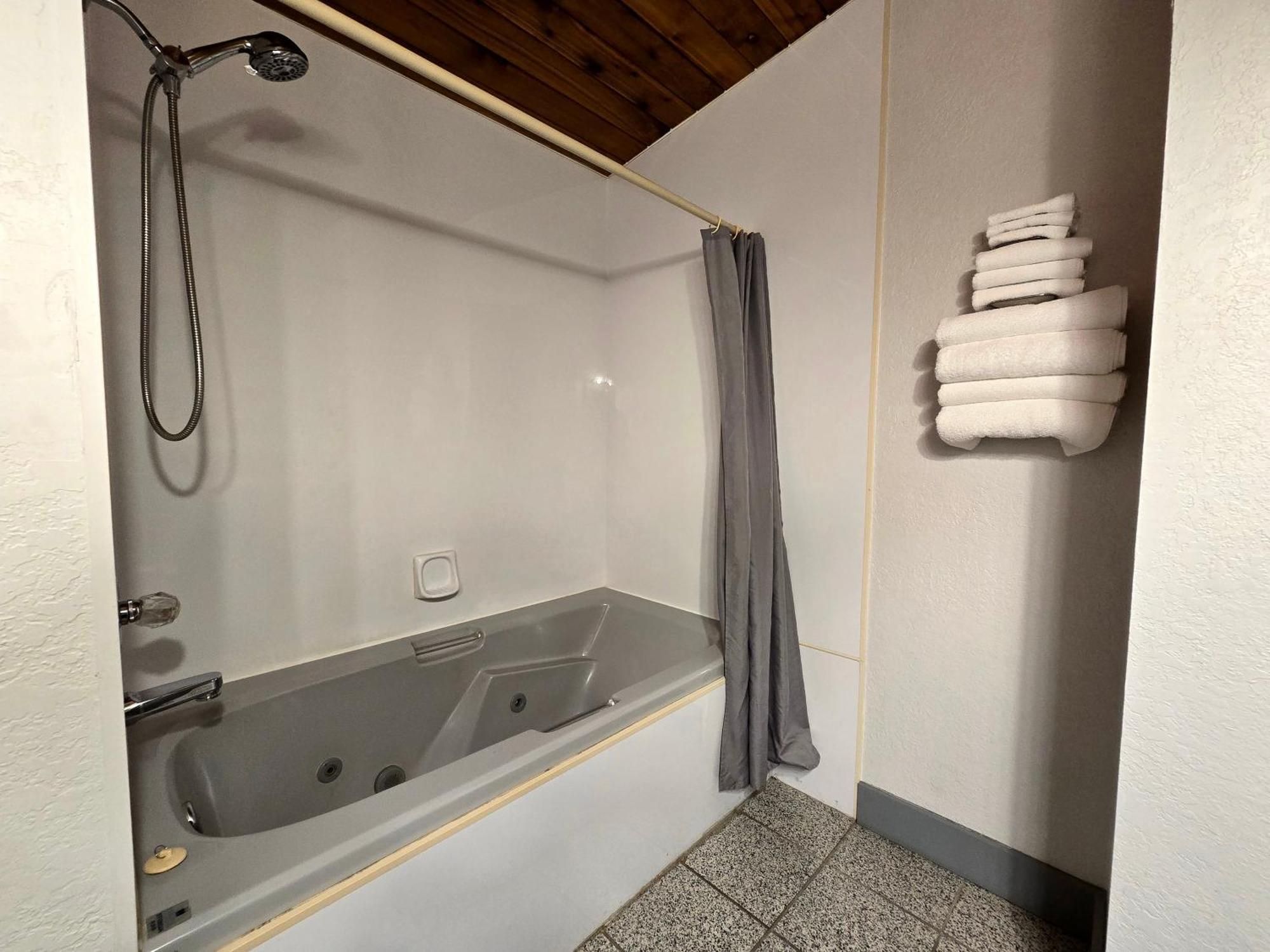 Alpine Inn Valemount Εξωτερικό φωτογραφία